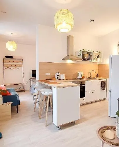 Artpink - Ideal Pros - Proche Commerces - Agathor Apartment *